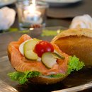 Halbes krosses Brtchen mit Lachs belegt